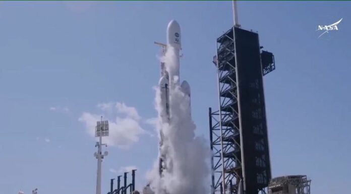 La nave Clipper explorará si hay indicios de vida en Europa, una luna de Júpiter que se encuentra cubierta de hielo.