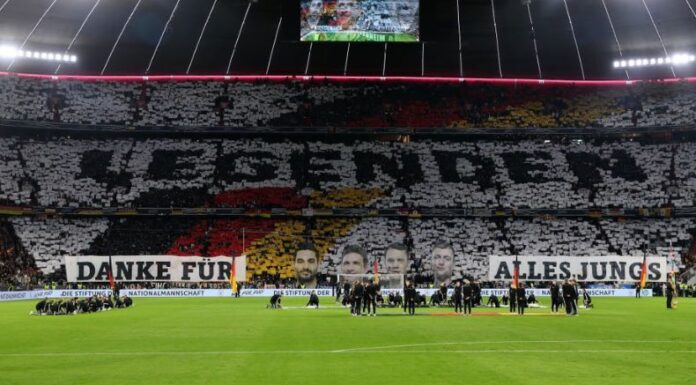 El gesto fue en el graderío del Allianz Arena dedicado a Neuer, Müller, Kroos y Gündogan previo al partido entre Alemania y Países Bajos.