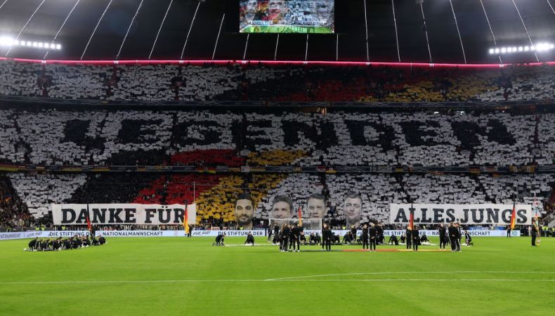 El gesto fue en el graderío del Allianz Arena dedicado a Neuer, Müller, Kroos y Gündogan previo al partido entre Alemania y Países Bajos.