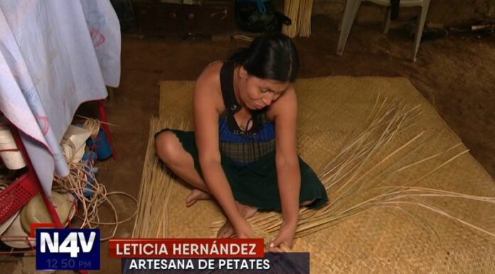 De la tierra donde nacen los artesanos, en Nahuizalco, Sonsonate, se encuentra una persona que conserva el arte de fabricar los petates.