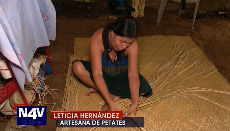 De la tierra donde nacen los artesanos, en Nahuizalco, Sonsonate, se encuentra una persona que conserva el arte de fabricar los petates.
