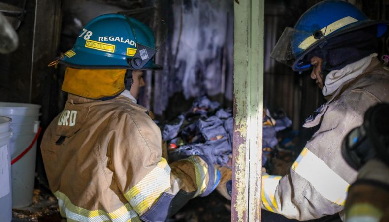 El incendio ocurrió en el mercado municipal de Apopa. De momento se desconocen las causas del siniestro. Las autoridades investigan.