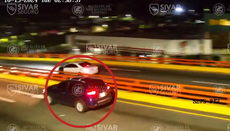 El conductor de una camioneta fue captado circulando en sentido contrario en diferentes calles de San Salvador.