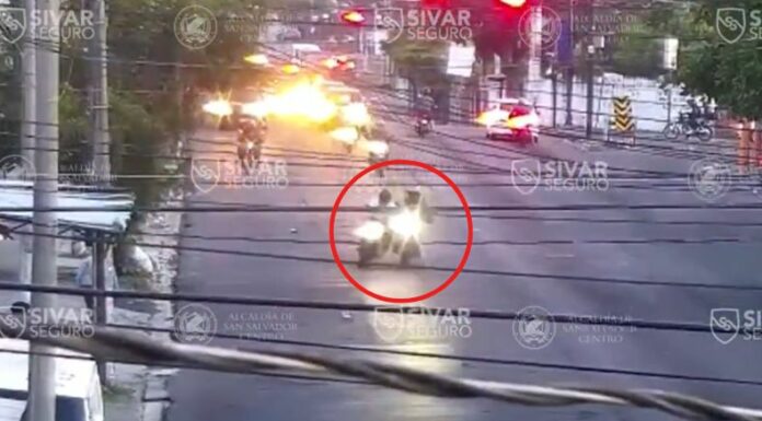 Las cámaras de Sívar Seguro captaron un accidente de tránsito donde un motociclista termina sobre el asfalto.