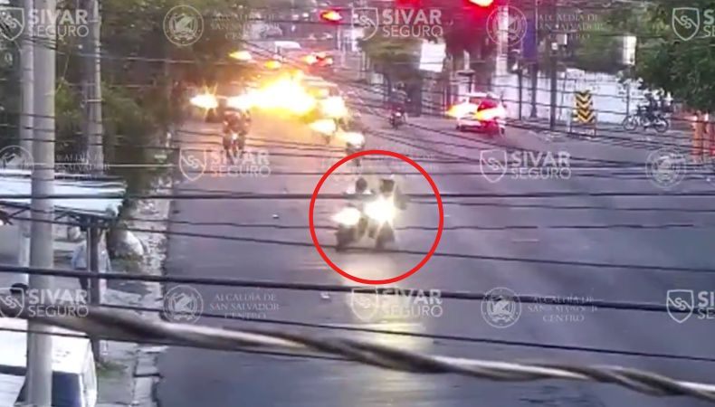 Las cámaras de Sívar Seguro captaron un accidente de tránsito donde un motociclista termina sobre el asfalto.