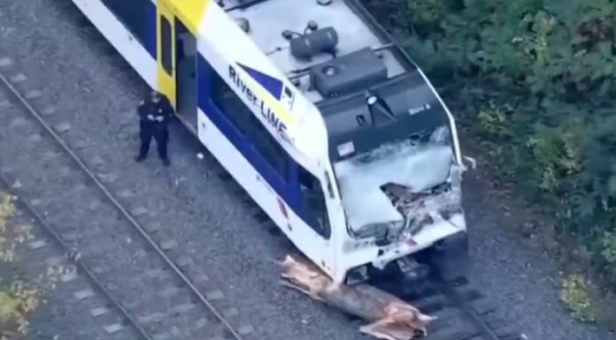 El mal clima que vive Estados Unidos provocó un fatal accidente de tren cuando este chocó con un tronco de árbol que cayó en la línea férrea.
