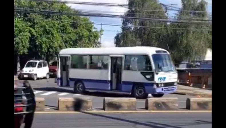 Tras la difusión de un video en el que se observa a un conductor manejando en sentido contrario el VMT procedió a sancionarlo.