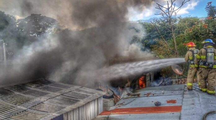 El cuerpo de Bomberos sofocó un incendio estructural en tres viviendas ubicadas en la comunidad La Reforma, Ciudad Merliot.
