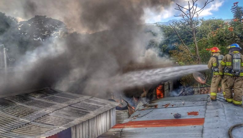 El cuerpo de Bomberos sofocó un incendio estructural en tres viviendas ubicadas en la comunidad La Reforma, Ciudad Merliot.