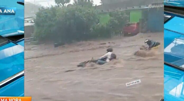 Comandos de Salvamento, reportó que una motociclista se encuentra desaparecida tras ser arrastrada por las inundaciones en Santa Ana.