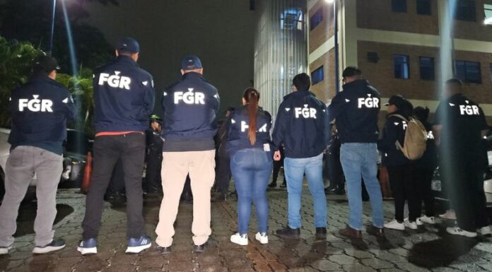 A través de un operativo la FGR junto con la PNC capturaron a seis personas por varios delitos entre ellos el de falsificación de documentos.