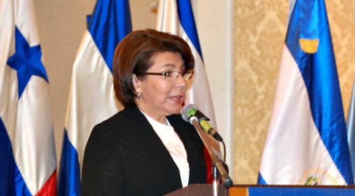 La FGR pidió que la ex viceministra de Comercio e Industria, Blanca Imelda Jaco de Magaña, y su grupo familiar, devolver dinero al Estado.