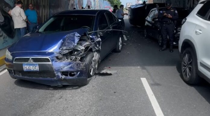 Quedó grabado todo en una cámara interna de uno de los carros involucrados, en el múltiple accidente sobre la Avenida Las Amapolas.