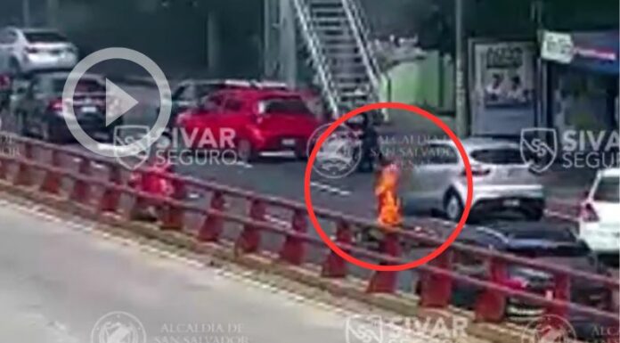 Cámaras de vigilancia captaron el momento exacto cuando una motocicleta comienza a incendiarse en San Salvador.
