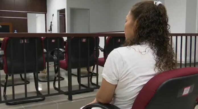 La Fiscalía General de la República (FGR) informó que varios testigos declararon contra una mujer acusada de estafar a 68 víctimas.