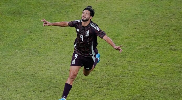 Con uno de los mejores lanzamientos de tiro libre, Raúl Jiménez le dio uno de los mejores goles a la selección de México.