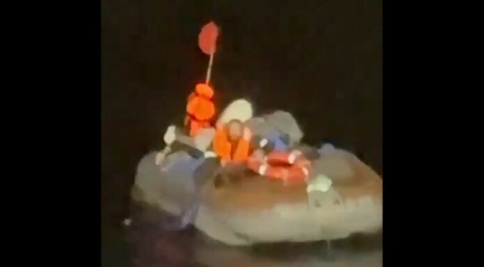 Un hombre ruso fue encontrado milagrosamente con vida, flotando en un pequeño bote después de estar perdido en el mar más de dos meses.