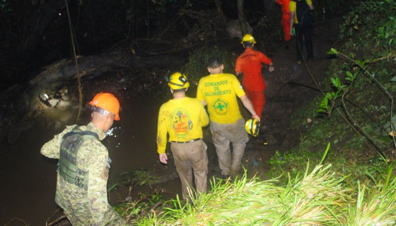 Recuperan cuerpo de persona arrastrada por corriente de río Esta mañana, equipos de rescate localizaron el cuerpo de una persona que fue arrastrada por una corriente de río Sisicua, en Cabañas.