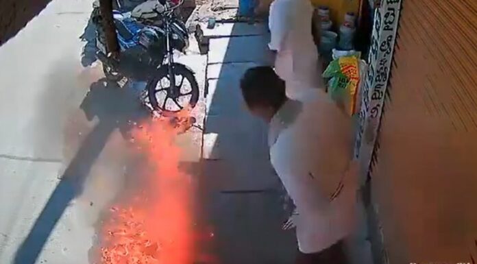 En una zona de la India, un incendio se originó tras la imprudencia de un hombre tras lanzar una cerilla sobre un charco de combustible.