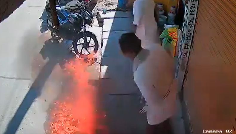 En una zona de la India, un incendio se originó tras la imprudencia de un hombre tras lanzar una cerilla sobre un charco de combustible.