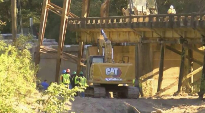 El desplome de un puente en el estado Mississippi cobró la vida de tres personas y dejó graves lesiones en otras cuatro.