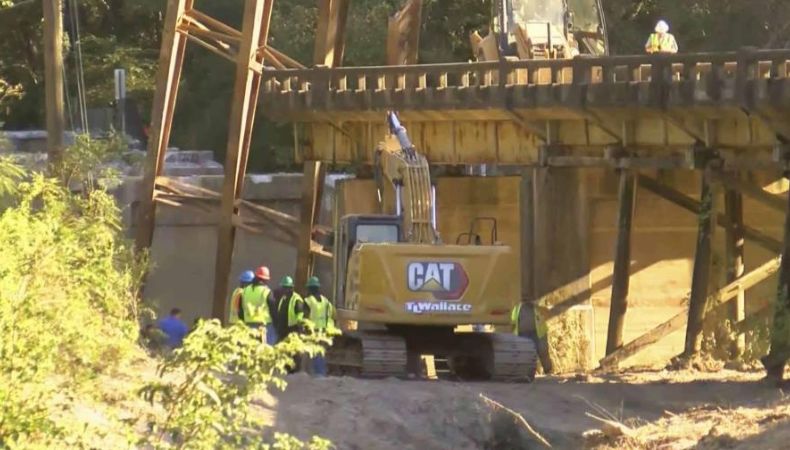 El desplome de un puente en el estado Mississippi cobró la vida de tres personas y dejó graves lesiones en otras cuatro.