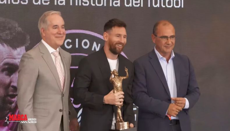 Messi recibe reconocimiento por ser el futbolista con más títulos El periódico MARCA celebró con un premio el registro histórico al que llega Lionel Messi a sus 37 años.