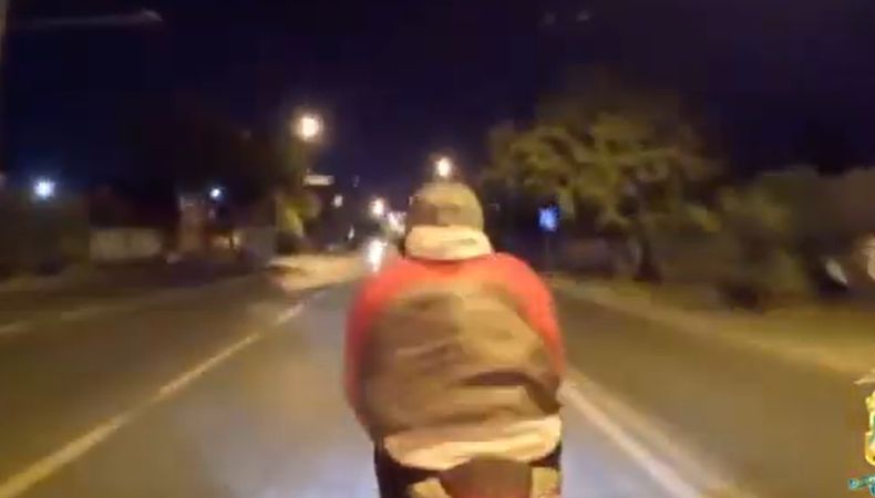 Las autoridades dieron a conocer que la persona que perdió la vida en este accidente era un motociclista de 14 años de edad.