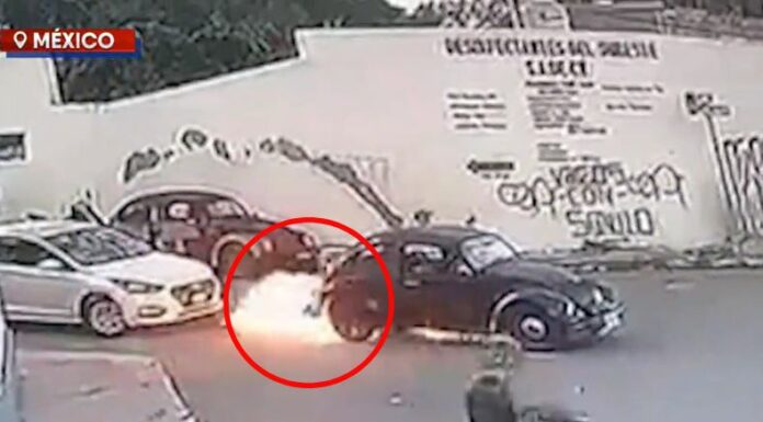 Madre e hijo se salvan de morir quemados en el interior de su carro que agarró fuego. Esto ocurrió en Yucatán, México.