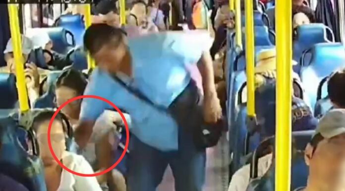 Cámaras de seguridad de un autobús captaron el momento exacto en el que un hombre le roba el celular a una mujer.