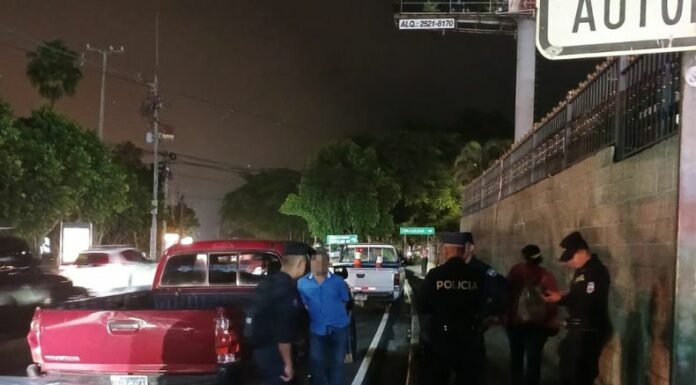 Un conductor, en supuesto estado de ebriedad, arrojó envases de bebidas alcohólicas, por lo que un inspector lo persigue y fue arrastrado.