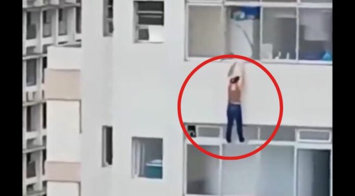 Una mujer limpiaba una ventana cuando se resbaló y quedó colgada de un piso 16 durante alrededor de cinco minutos.