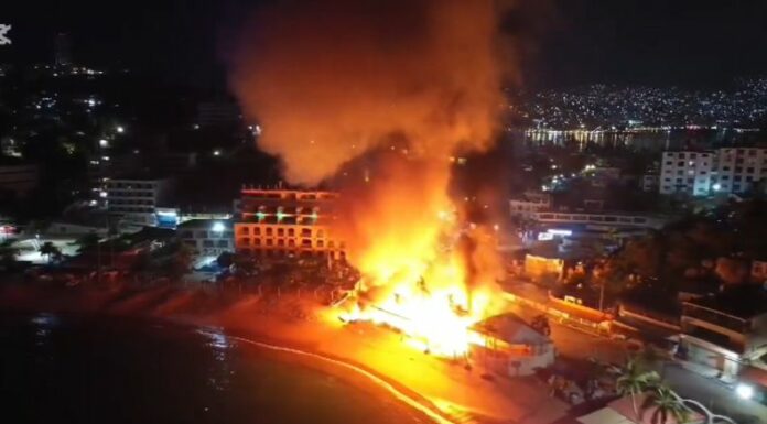 El voraz incendio afectó alrededor de 25 locales del Mercado Municipal de Acapulco, los cuales quedaron completamente calcinados.