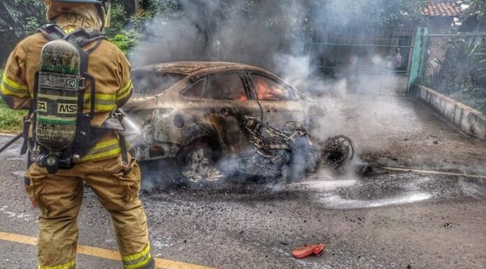 Cuerpo de Bomberos atendió el incendio de un vehículo tras chocar con una motocicleta en el departamento de La Unión.