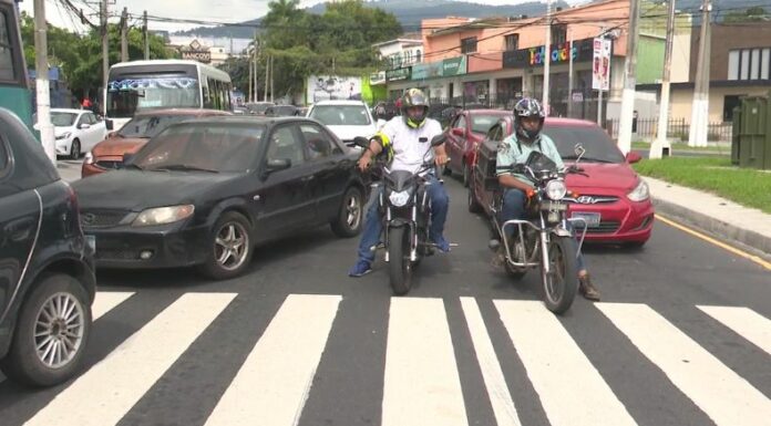 Una concentración y movilización de trabajadores del sector de salud en la zona metropolitana de San Salvador mantiene complicado el tráfico.
