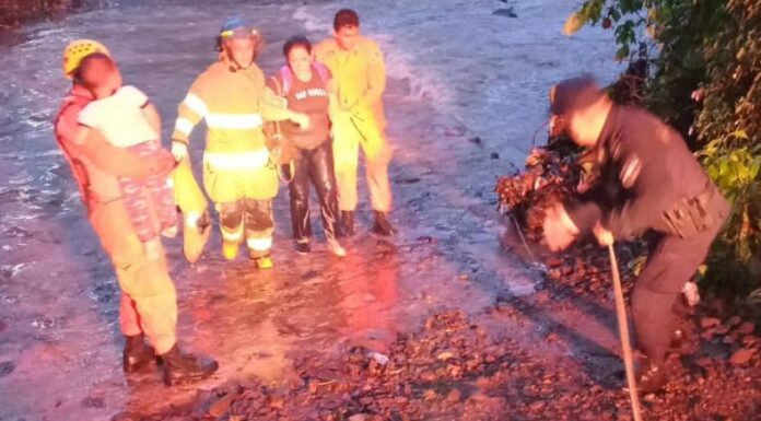 Una madre y su hijo fueron rescatados al quedar atrapados en medio de una crecida del río Tamulasco, en Chalatenango.