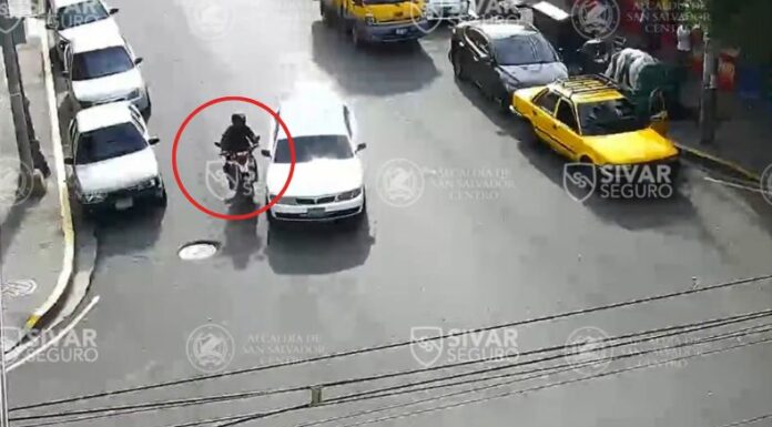 En un video quedó documentado como un conductor colisiona contra un motociclista tras invadirle su carril.