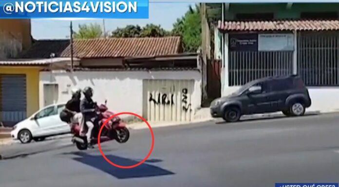 Cámaras captan una motocicleta que parece estar en el aire cuando estaba detenida mientras esperaba cruzarse la calle.