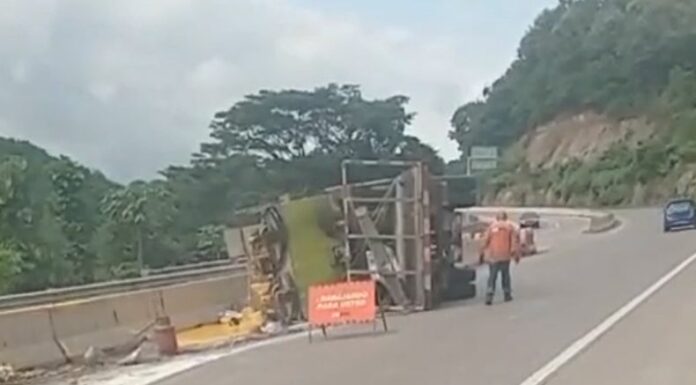 Se reportó un camión volcado en la zona de la curva de El Papaturro, en el municipio de La Libertad Costa.