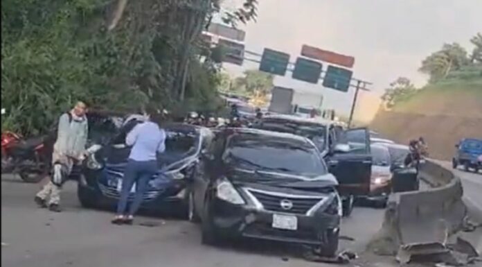 Reportan múltiple accidente en la carretera Panamericana, tramo Los Chorros, en el sentido que conduce hacia el occidente del país.