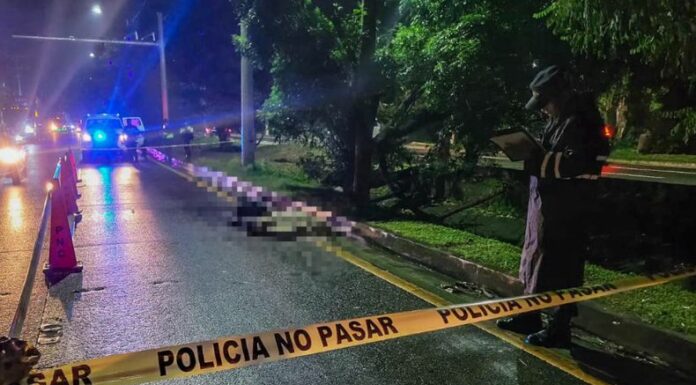 La Policía Nacional Civil (PNC) reportó que un hombre falleció tras ser atropellado en la carretera que de Comalapa conduce a San Salvador.