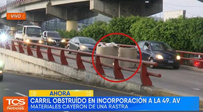 Un carril se encuentra totalmente obstruido sobre el paso del desnivel del monumento Hermano Bienvenido a Casa.