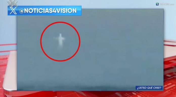 Testigos que se encontraban en una playa lograron captar una inexplicable figura que apareció en medio del inmenso cielo.