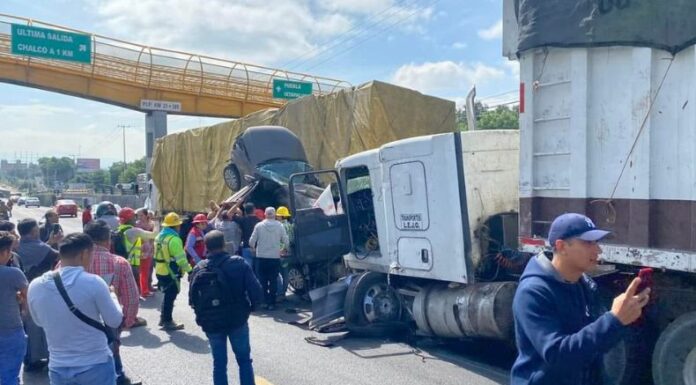 Un aparatoso accidente de tránsito ocurrió en la autopista México-Puebla, el cual dejó al menos 10 lesionados.