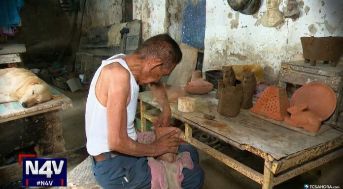 En Santiago Nonualco, conocimos a don Pablo Beltrán, un hombre que ha dedicado su vida a elaborar artesanías de barro.
