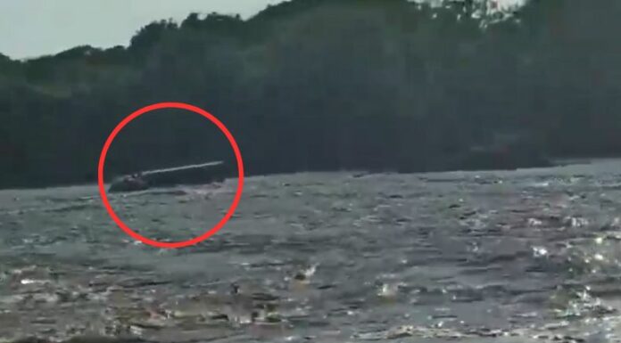 Las corrientes de agua del río Jiboa, arrastraron a un camión en el cantón Jalponga, del departamento de La Paz.