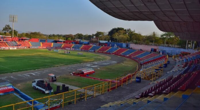 Una multa económica y una sanción de un partido sin público recibió FAS por el uso de pólvora en su estadio.