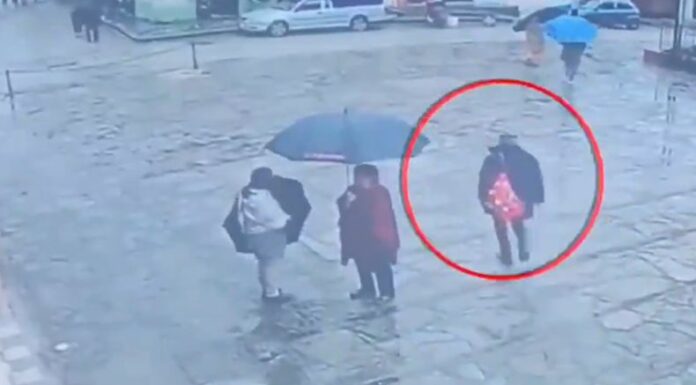 El momento exacto del ataque fue grabado por cámaras la iglesia donde se observa por última vez con vida al sacerdote.