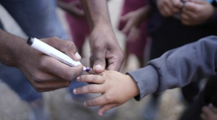 Por los bombardeos en la Franja de Gaza, la OMS suspendió la tercera etapa de vacunación contra la polio en menores de edad.