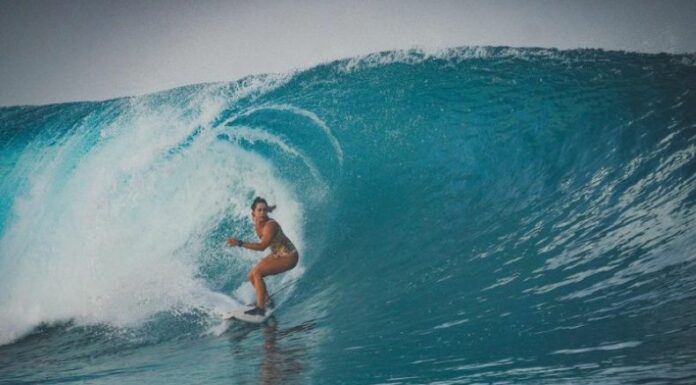 La surfista italiana Giulia Manfrini se encontraba practicando cuando un pez agua saltó sobre ella y le atravesó el pecho.